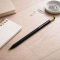 Minimalistinen lyijykynä – musta & kulta ✏️